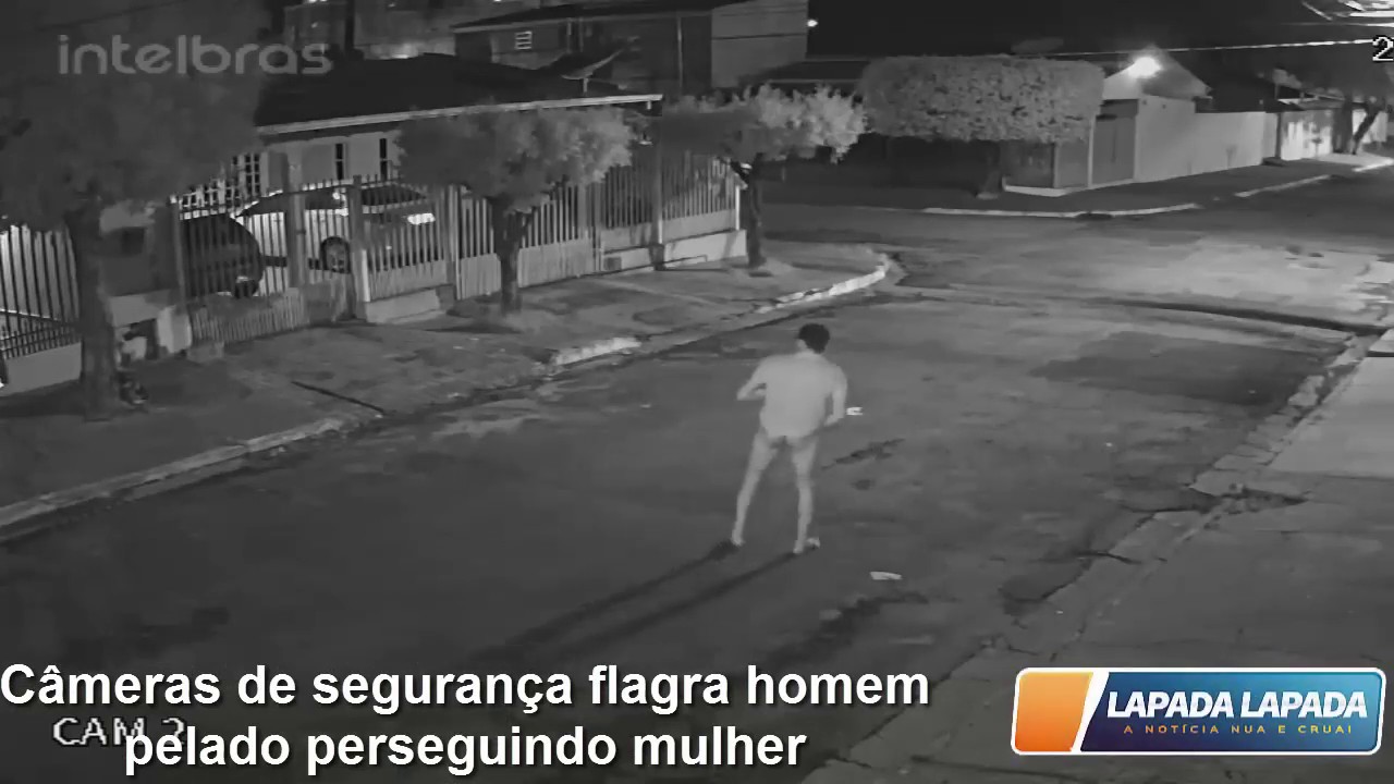 Câmeras de segurança flagra homem pelado perseguindo mulher em Cuiabá MT