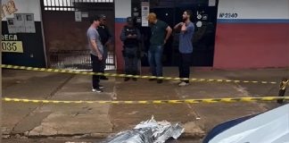 Homem é encontrado morto após ameaçar morador com faca
