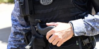 Criminoso morre baleado após tentar atirar em policiais militares; suspeito tinha dois mandados de prisão