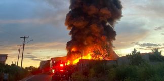 Incêndio destrói estrutura de empresa de reciclagem em Várzea Grande