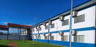 Durante um surto psicótico, um professor ameaça alunos e funcionários com um estilete