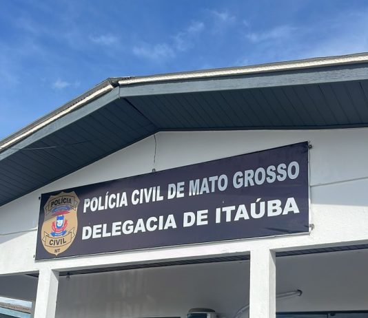 Um homem é preso por violência doméstica e a polícia identifica um mandado de homicídio