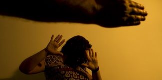 O namorado tenta atropelar a namorada por três vezes após beber bebidas alcoólicas em uma barbearia de Mato Grosso
