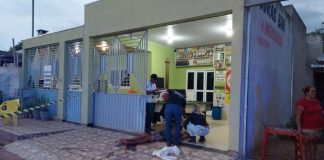Um jovem de 22 anos foi baleado e morreu na frente de um bar; suspeito foi encontrado e preso