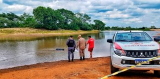 Uma mulher foi encontrada morta com fios finos enrolados ao redor do pescoço em rio de Mato Grosso