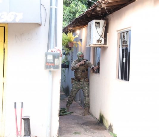 Um suspeito de fazer parte do grupo responsável por mais de R$ 1 milhão em golpes foi mantido em prisão