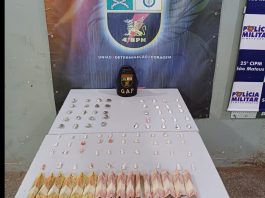 A Polícia Militar prendeu dois suspeitos de tráfico e apreendeu 80 porções de drogas que estavam escondidas em um terreno baldio de Mato Grosso