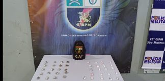 A Polícia Militar prendeu dois suspeitos de tráfico e apreendeu 80 porções de drogas que estavam escondidas em um terreno baldio de Mato Grosso