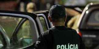 A Polícia Civil prendeu uma mulher por tráfico e um homem foragido por roubo em Mato Grosso