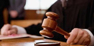 A mulher que matou o padrasto para defender a mãe das agressões é condenada a quatro anos de reclusão no regime aberto