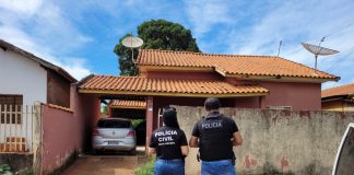 A Polícia Civil realiza buscas contra uma associação criminosa especializada em golpes com base em dados de chips celulares das vítimas