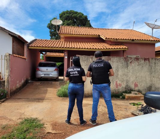 A Polícia Civil realiza buscas contra uma associação criminosa especializada em golpes com base em dados de chips celulares das vítimas