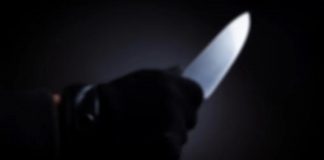 Um homem é esfaqueado em uma escada de um edifício por um vizinho; o suspeito alega legítima defesa