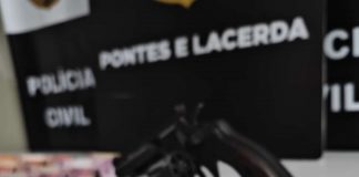 Um casal foi preso em flagrante portando uma arma de fogo e três celulares em uma boca de fumo de MT