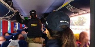 Um homem que estava bêbado foi preso depois de passar a mão em uma mulher dentro de ônibus em viagem