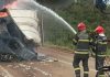 Os bombeiros utilizam 20 mil litros de água para apagar incêndio em carreta tombada na BR-070