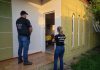 A Polícia Civil cumpre ordens judiciais contra suspeita de enganar mais de 60 famílias que compraram uma residência própria em MT