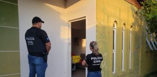 A Polícia Civil cumpre ordens judiciais contra suspeita de enganar mais de 60 famílias que compraram uma residência própria em MT