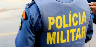 A mãe é presa pela polícia após deixar a filha de quatro anos para comprar bebida alcoólica em MT