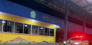 A Polícia Federal apreendeu 152 kg de cloridrato e uma pasta base de cocaína escondida em um veículo