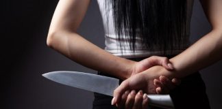 A mulher esfaqueia o marido que a agrediu quando estava com uma criança no colo