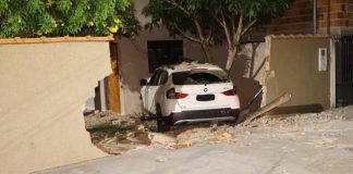 O motorista perde o controle do BMW e danifica o muro de uma residência; os ocupantes escaparam