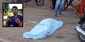 A câmara registra o momento em que uma dupla conduz uma motocicleta e mata o proprietário de oficina em MT