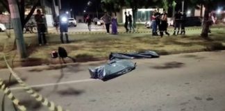 Dois jovens morreram após motocicleta atingir um poste de energia elétrica em uma avenida em MT