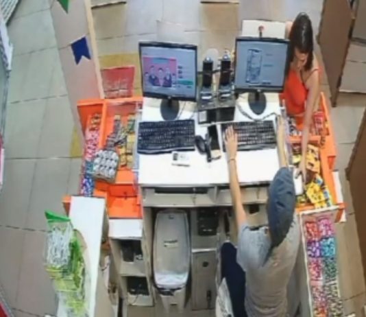 Mulher embriagada arremessa uma garrafa de vidro contra funcionária em conveniência