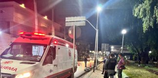 Um homem que estava na rua é morto a facadas em uma praça no centro de Cuiabá
