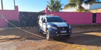 Dois criminosos morreram em confronto com policiais militares durante um roubo a uma boate; veja o vídeo