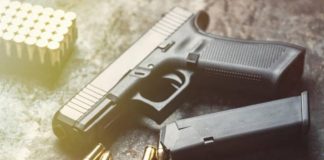 Um criminoso tenta matar um jovem de 19 anos, ao lado da esposa grávida, mas a arma falha duas vezes