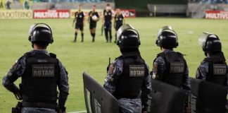 Árbitro é agredido por jogador durante confusão em partida de campeonato de futebol