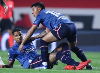 Um jogador de futebol morreu após desmaiar durante uma partida contra o São Paulo