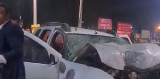 Um investigador da Polícia Civil ficou ferido após colidir contra uma árvore na avenida; confira o vídeo