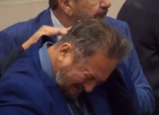 Cattani chora ao recordar a filha em uma homenagem na Assembleia Legislativa; a sala da Procuradoria da Mulher foi batizada de Raquel Cattani