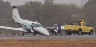 Aeronave pousou de “bico” em pista de aeroporto após acidente; não houve vítimas; veja vídeo