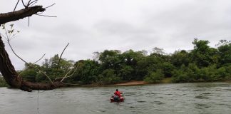 O cadáver de um homem esfaqueado e jogado no Rio Cuiabá foi localizado pelos Bombeiros
