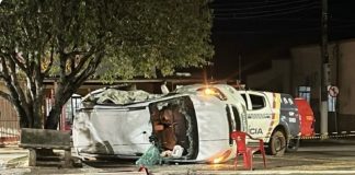 Um bebê de dois meses morreu depois do carro da família colidir com uma viatura da Polícia Militar em MT