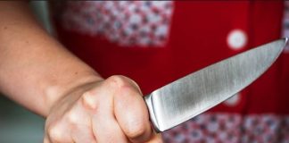 Uma adolescente de 13 anos ameaça assassinar a mãe, o padrasto e a irmã com uma faca e uma enxada em Cuiabá