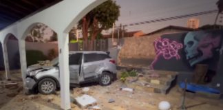 SUV invadiu uma casa após acidente em cruzamento no Boa Esperança; confira os vídeos