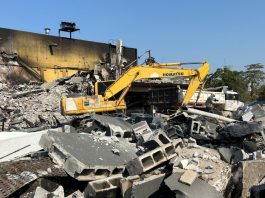 As máquinas começaram a demolir a estrutura do Shopping Popular e a remover escombros; veja vídeos