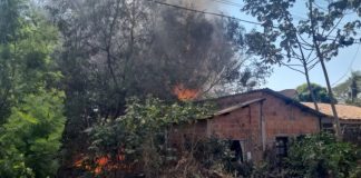 Um incêndio destrói a casa de idosos em Várzea Grande e casal é resgatado as pressas; confira o vídeo