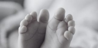 Um bebê de um ano e seis meses foi encontrado morto junto ao pai, enquanto dormia em MT