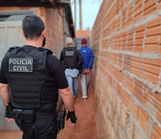 A Polícia Civil cumpre seis mandados contra um grupo que participou de um sequestro e morte de uma vítima na fronteira