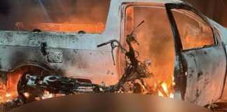 Homem descobre possível traição e mata a esposa e o amante na frente dos filhos; assassino ateou fogo em corpos
