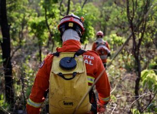 Os bombeiros instalam um posto de comando para reforçar o combate a incêndios florestais em áreas rurais de Chapada