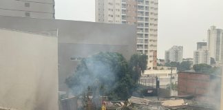 Um terreno baldio ao lado de um prédio e uma loja de móveis de luxo está sob fogo no bairro Jardim Mariana
