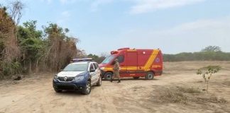 O cadáver de um jovem foi encontrado com as mãos amarradas e uma escrita “X” no peito em MT