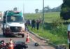 Uma mulher morreu após colidir com uma motocicleta e um caminhão na MT-320